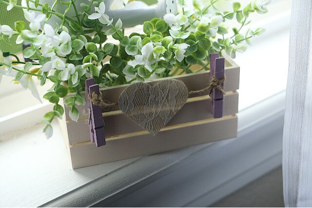 caixa de madeira diy com flores e mini regador