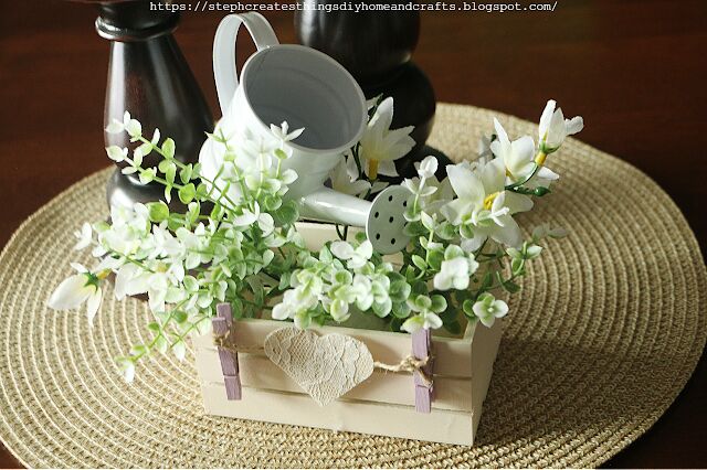 diy caja de madera con flores y mini regadera