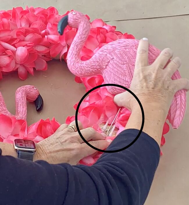 como fazer esta divertida e caprichosa coroa de flamingo rosa para o vero
