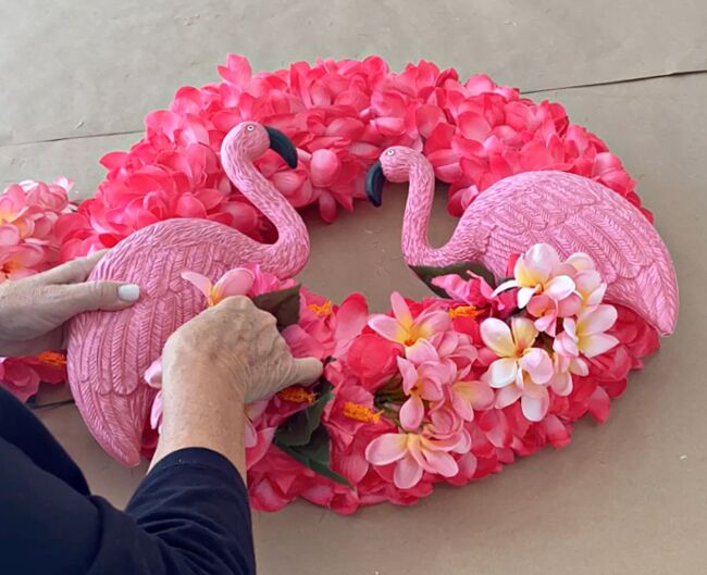 como fazer esta divertida e caprichosa coroa de flamingo rosa para o vero