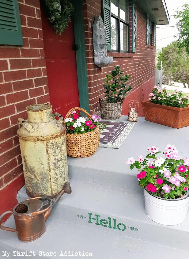 un simple escaln de porche con plantilla para una rpida renovacin del verano
