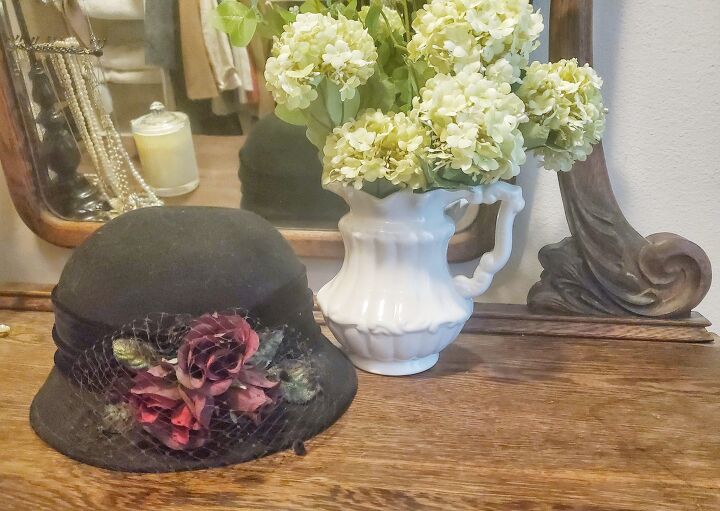 cmo organizar tu armario con glamour vintage, Sombrero victoriano de los estantes superiores