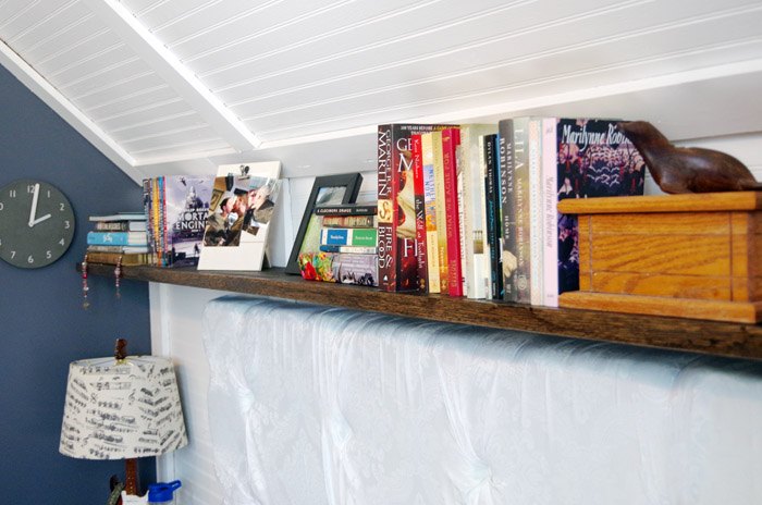 estante de libros en el dormitorio principal sobre el cabecero