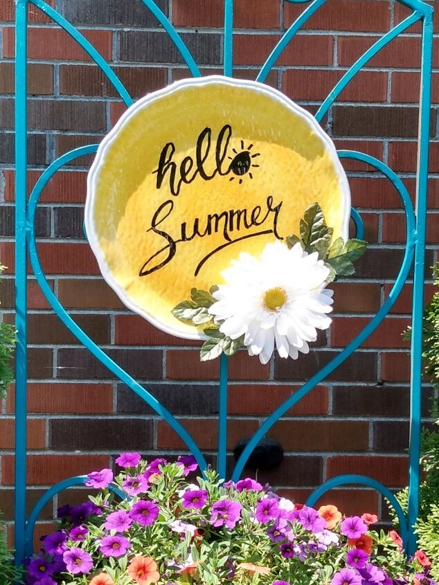 making an outdoor summer sign