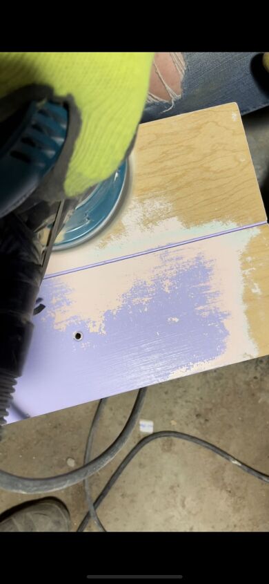 cmo lograr un look de tocador sumergido, Usando la lijadora orbital para quitar la pintura vieja