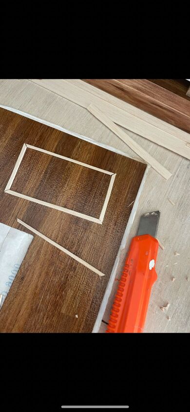 5 formas sencillas de decorar las paredes de la casa de muecas, Cortar la madera de balsa