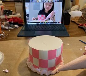 hacer pasteles falsos para la decoracin del hogar, Aqu estamos la encantadora instructora y yo montando el pastel