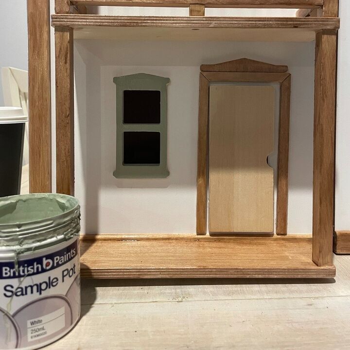 casa de muecas renovada, Marcos de las ventanas pintados