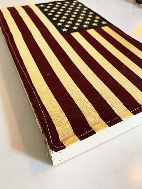 bandera americana y almohada