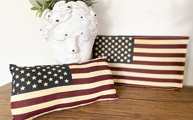 bandera americana y almohada