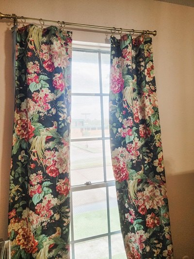 una forma brillante de coser cortinas opacas a medida
