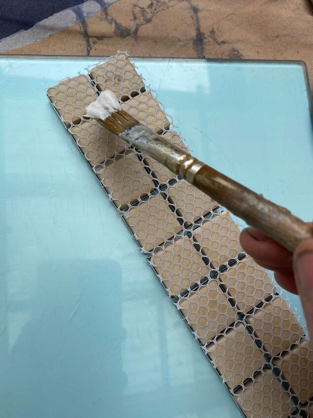 cmo crear un bonito protector de mosaico para la encimera, Pegar la parte posterior del azulejo
