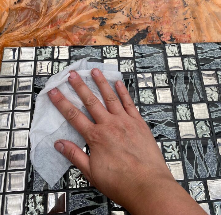cmo crear un bonito protector de mosaico para la encimera, Limpiar el exceso