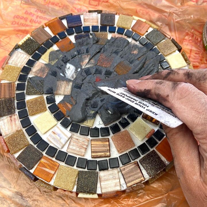 cmo crear un salvamanteles de vajilla antigua y azulejos de mosaico, Lechada