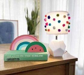 Lámpara arco iris con rodajas de madera y pompones - Ideas fáciles de decoración DIY