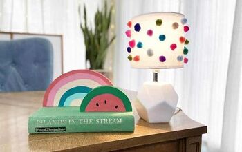 Lámpara arco iris con rodajas de madera y pompones - Ideas fáciles de decoración DIY