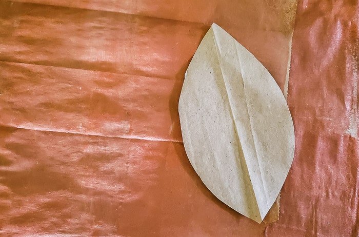 guirnalda de magnolias de cobre en bolsa de papel