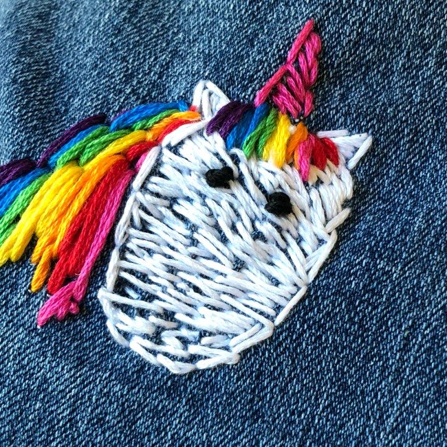 almohada de scrap patchwork con unicornio bordado