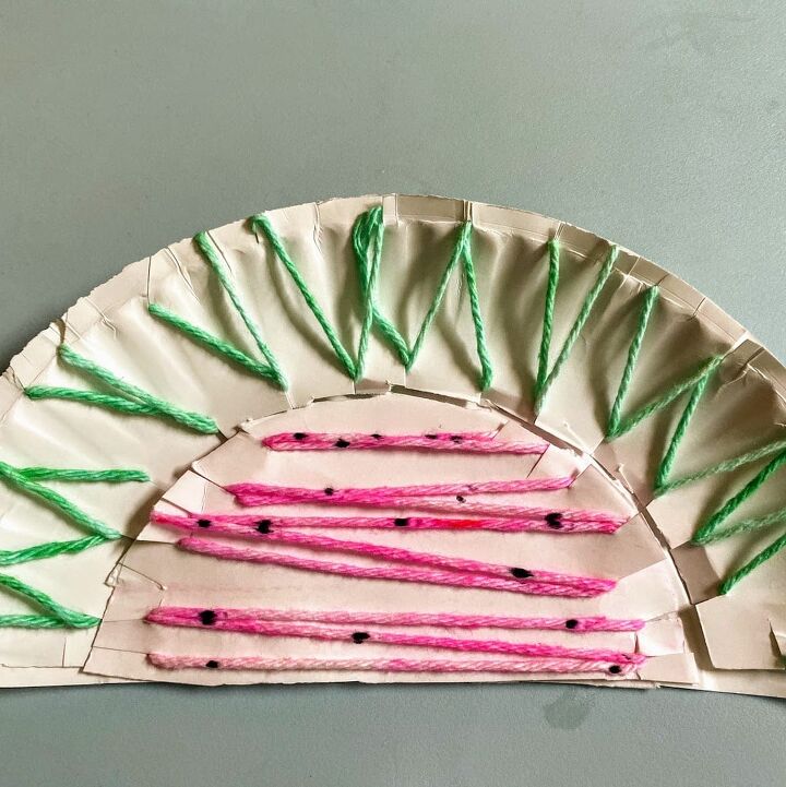 manualidad de sanda en plato de papel con hilo