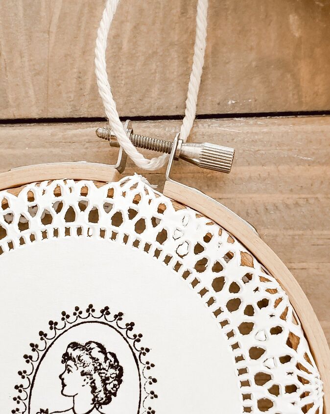 decoracin fcil de un aro de bordado con una blonda de papel y un sello