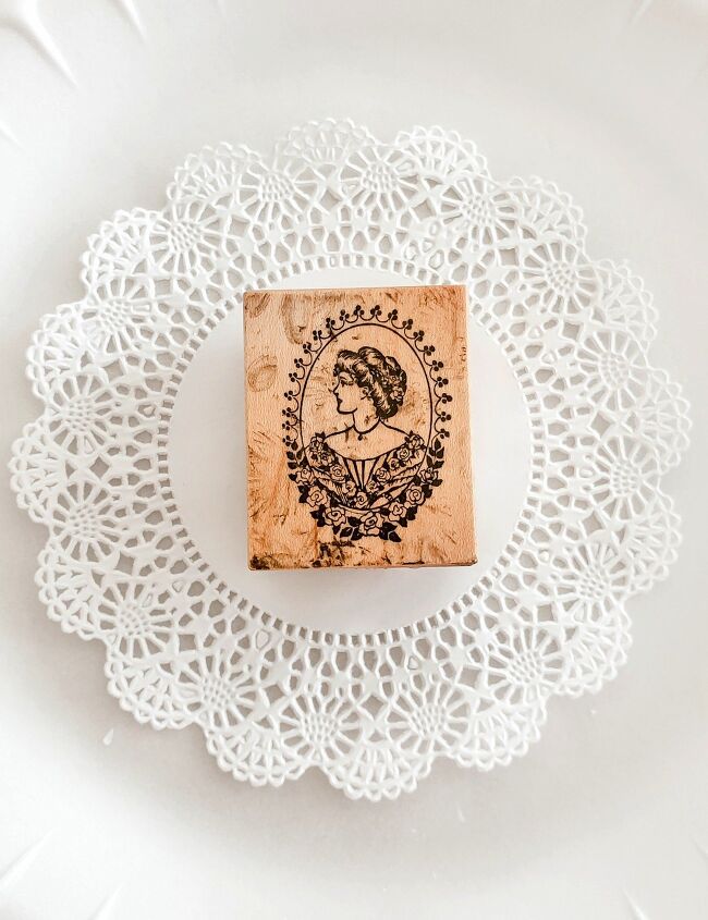 decoracin fcil de un aro de bordado con una blonda de papel y un sello