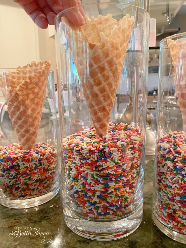 es verano y refrscate con un helado social, Los conos encajan bien en los sprinkles