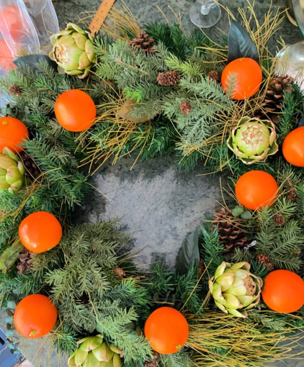 navidad en julio corona de imitacin asequible con naranjas y alcachofas, Buscando el equilibrio de los elementos