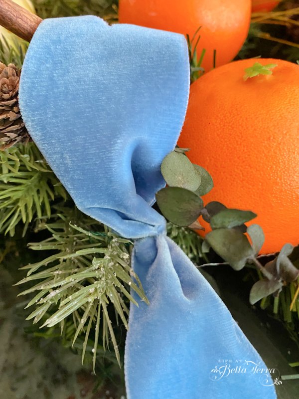 navidad en julio corona de imitacin asequible con naranjas y alcachofas, Alambre floral para fijar la cinta a la corona
