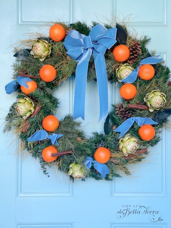 navidad en julio corona de imitacin asequible con naranjas y alcachofas, Corona completada