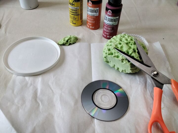 arte de tcnica mixta cds de bolsillo convertidos en girasoles, Cortando una secci n de esponja