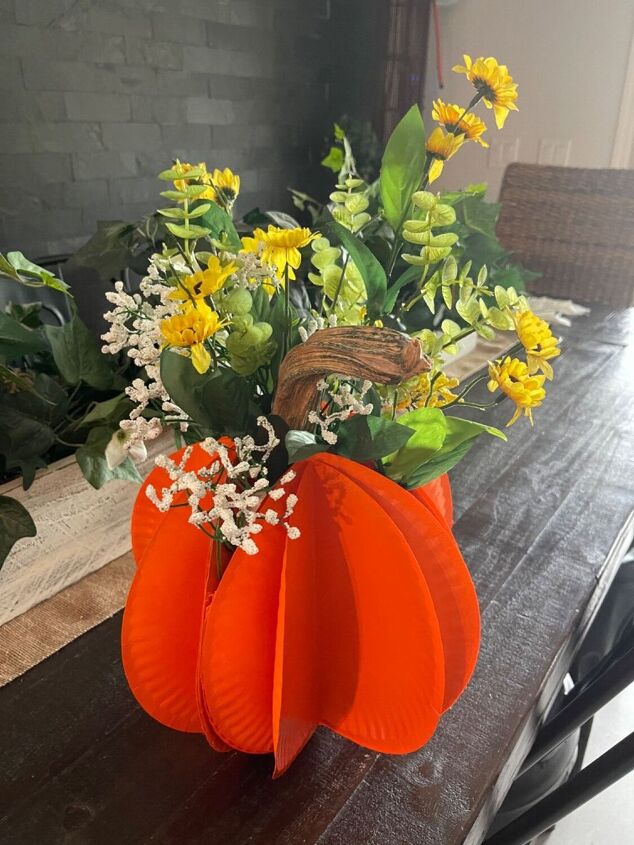 Paper plate fall pumpkin arrangement
