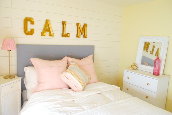 cmo crear una habitacin de invitados costera con un presupuesto reducido, Creaci n de una habitaci n de invitados costera en rosa amarillo y blanco Karins Kottage
