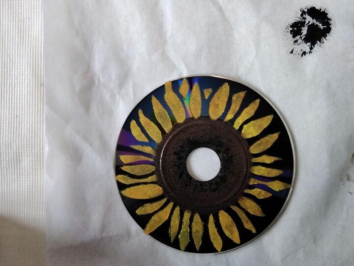 arte de tcnica mixta cds de bolsillo convertidos en girasoles, A adiendo peque os detalles
