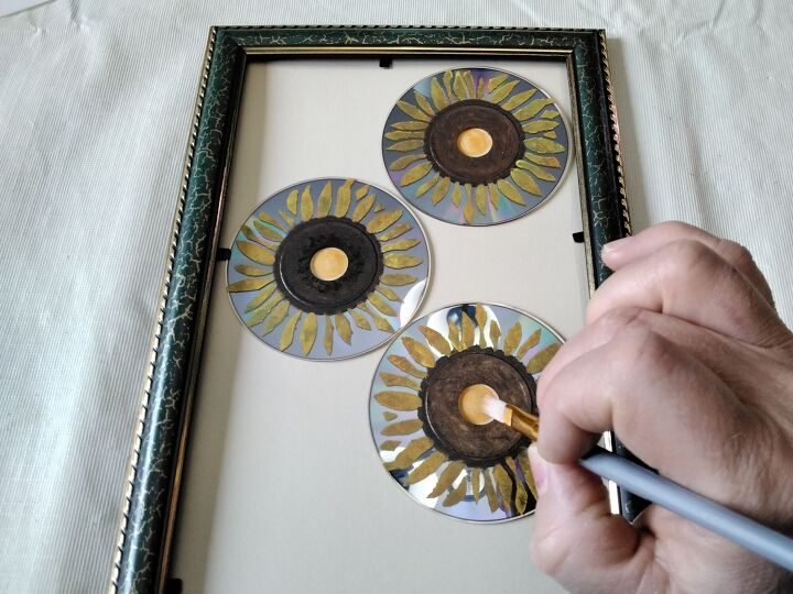 arte de tcnica mixta cds de bolsillo convertidos en girasoles, Marcando la colocaci n del centro