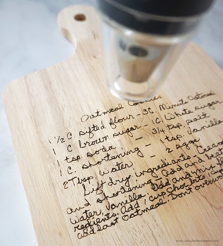 tabla de cortar con recetas escritas a mano