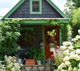 Crea una cesta para la puerta con flores de jardín para el verano