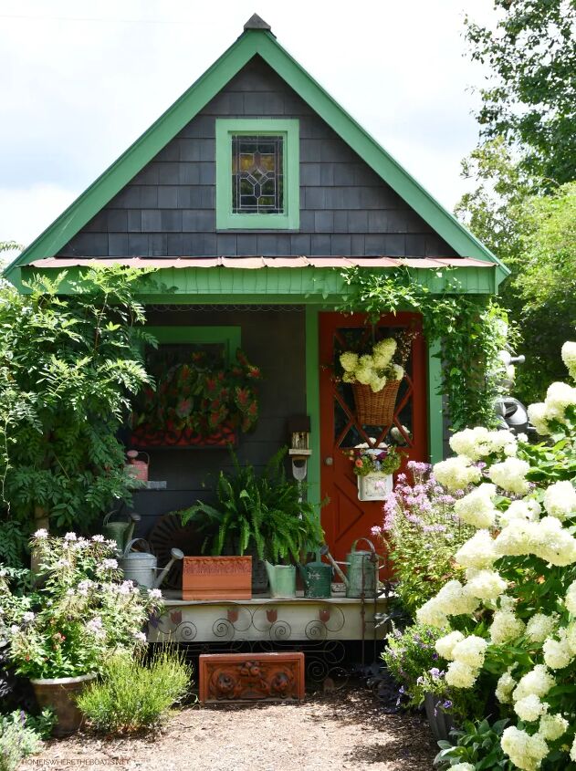 crea una cesta para la puerta con flores de jardn para el verano