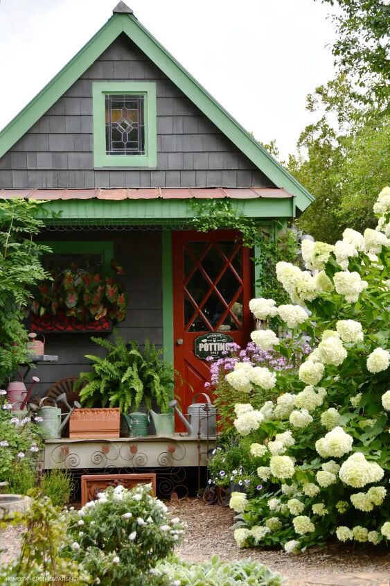 crea una cesta para la puerta con flores de jardn para el verano