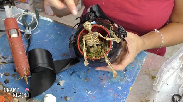 esqueleto de halloween en una tienda de dlares