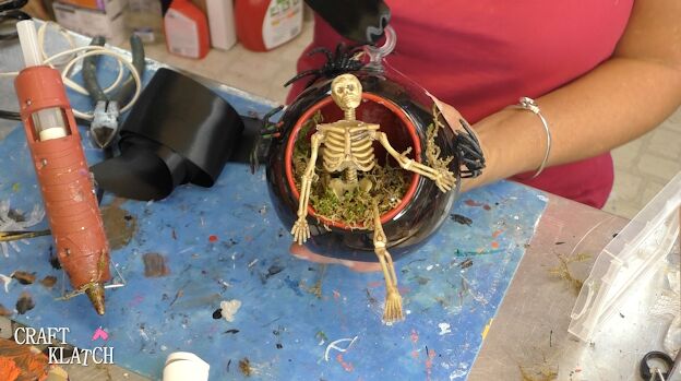 esqueleto de halloween en una tienda de dlares