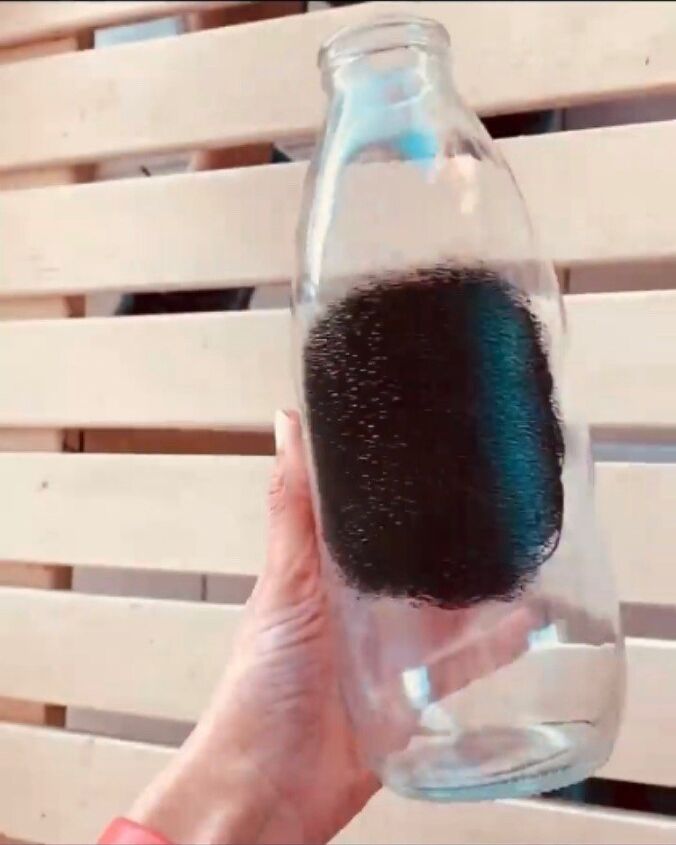 botellas de leche de vidrio recicladas como almacenamiento en la cocina