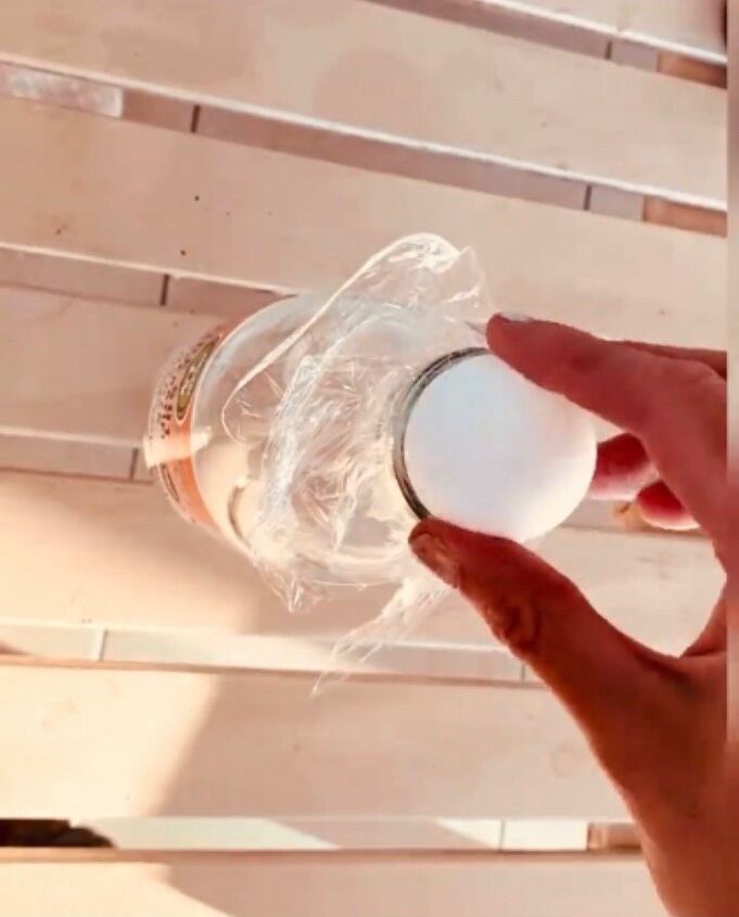 botellas de leche de vidrio recicladas como almacenamiento en la cocina