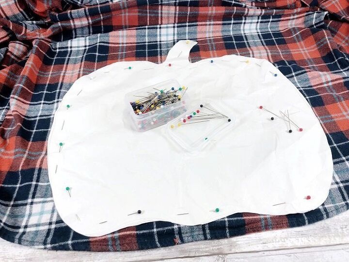 almohada de calabaza con camisa de franela reciclada