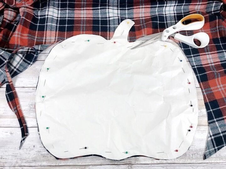 almohada de calabaza con camisa de franela reciclada