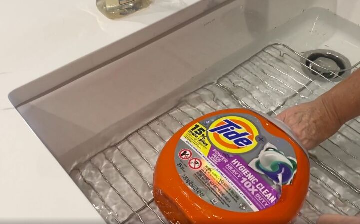 How to Make a Cute DIY Tide Pod Scarecrow For Your Fall Decor | Hometalk