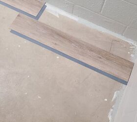 el mejor piso del tabln del vinilo para el stano remodelado, Este es el MEJOR suelo de planchas de vinilo Utilice el tutorial de bricolaje la lista de materiales y el desglose de costes para el acabado de un suelo de s tano para a adir encanto de estilo r stico a su s tano remodelado