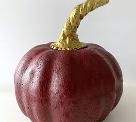 hojas doradas sobre calabaza