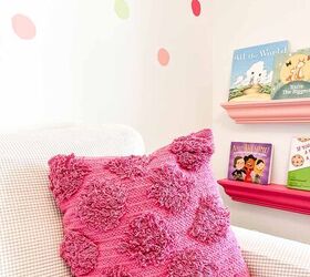 cmo pintar una pared de lunares, close up of polkadot wall and couch with pink cushion