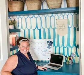 cmo colgar papel pintado con pasta, mujer con camisa azul sentada en una silla marron en un escritorio azul en un armario portatil abierto calendario colgado en la pared empapelada con estanterias azules en el interior del armario