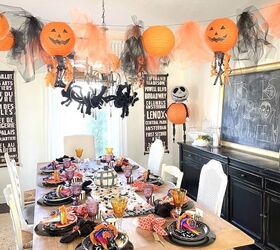 cmo hacer guirnalda de tul naranja y negro para halloween, Fiesta familiar de Halloween en negro y naranja con papel crep y farolillos de papel Karins Kottage